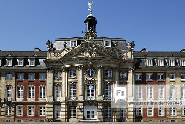 Eingangsportal vom Residenzschloss im Barockstil  1767 bis 1787  Münster  Nordrhein-Westfalen  Deutschland  Europa