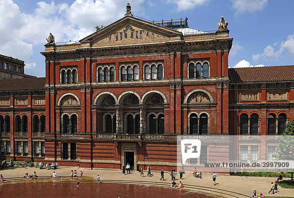 Victoria & Albert Museum mit Innenhof vom gegenüberliegenden Flügel gesehen  1-5 Exhibition Rd  London  England  Großbritannien  Europa
