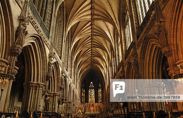 Kirchenraum mit Kreuzgewölbe der Lichfield Kathedrale  1256-1340  Decorated Style  englische Gotik  The Close  Lichfield  England  Großbritannien  Europa