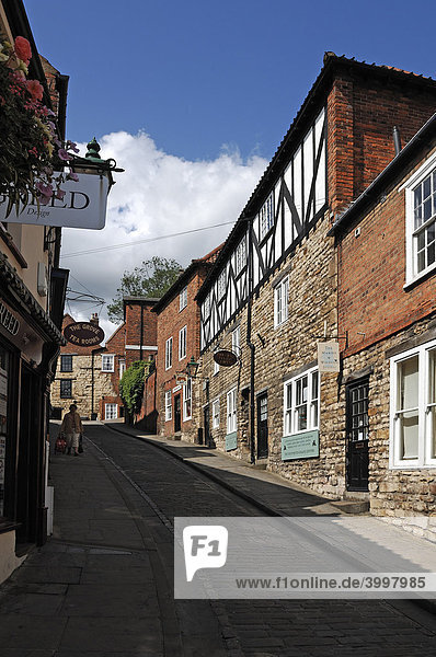 Alte Straße mit alten Häusern  Steep Hill  Lincoln  Lincolnshire  England  Großbritannien  Europa