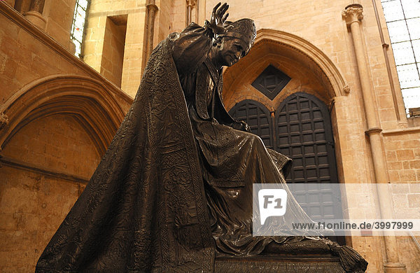 Statue von Edward King Bishop of Lincoln  1889-1910  in der Lincoln Cathedral  auch St. Mary's Cathedral  12. und 13. Jhd.  Gotik-Romanik  Minster Yard  Lincoln  Lincolnshire  England  Großbritannien  Europa