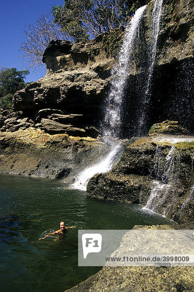 Wasserfall bei Montezuma  Frau beim Baden  Halbinsel Peninsula de Nicoya  Pazifik  Costa Rica  Mittelamerika