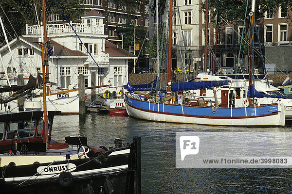 Hafen für traditionelle  seetüchtige Segelschiffe  Veerhaven  dahinter das weiße Gebäude einer Stiftung  Stichting Veerhaven Rotterdam  Scheepvaartkwartier  Rotterdam  Provinz Süd-Holland  Zuid-Holland  Niederlande