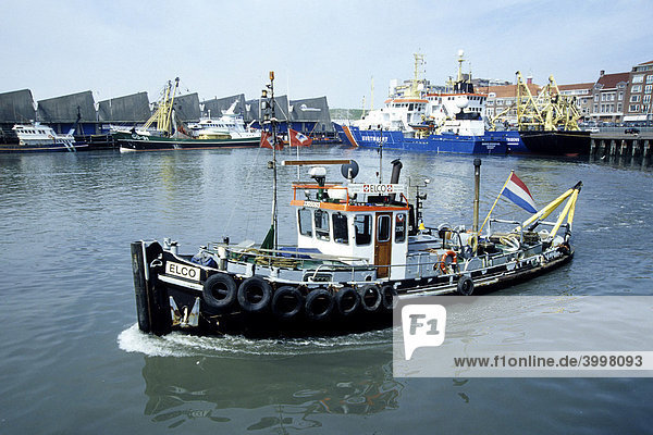 Schwarzes Hafenboot  Fischerhafen von Scheveningen  ein Badeort zusammengewachsen mit Den Haag an der niederländischen Nordsee Küste  Provinz Süd-Holland  Zuid-Holland  Niederlande