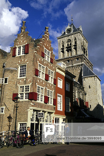 Denkmalgeschützte Häuser am Voldersgracht in der Altstadt  dahinter das Rathaus  Delft  Provinz Süd-Holland  Zuid-Holland  Niederlande  Benelux  Europa