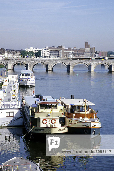 Ausflugsschiffe am Maas Fluss  dahinter die St. Servaas Brücke  Sint Servaasbrug  Maastricht  Provinz Limburg  Niederlande  Benelux  Europa