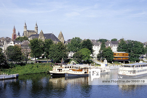 Maasboulevard  Ausflugsschiffe am Maas Fluss  dahinter die Onze Lieve Vrouwebasiliek Kirche  Maastricht  Provinz Limburg  Niederlande  Benelux  Europa