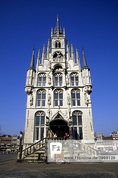 Stadhuis  das gotische Rathaus auf dem Marktplatz  Haupteingang  Gouda  Provinz Süd-Holland  Zuid-Holland  Niederlande  Benelux  Europa