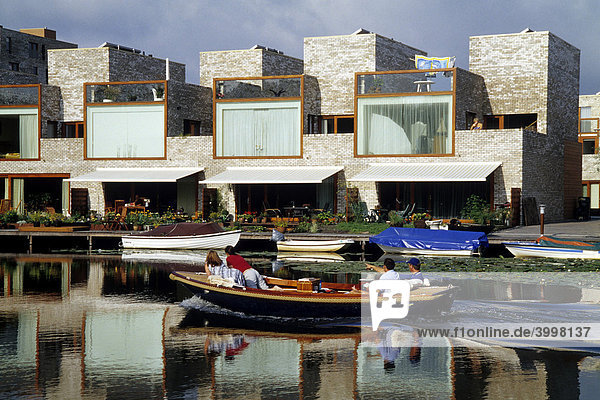 Moderne Architektur am Breevaart  ein Kanal mit Booten zwischen Gouda und Reeuwijk  Provinz Süd-Holland  Zuid-Holland  Niederlande  Benelux  Europa