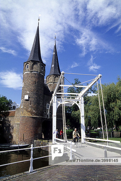 Zugbrücke und Oostpoort  ein mittelalterliches Stadttor im Osten der Stadt Delft  Provinz Süd-Holland  Zuid-Holland  Niederlande  Benelux  Europa