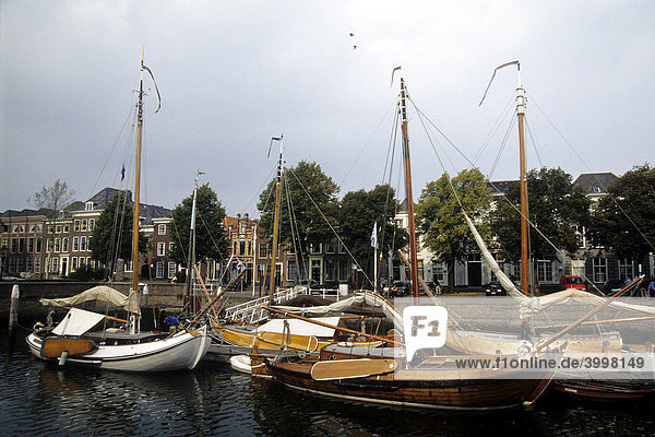 Oude Haven  Museumshaven  Hafen mit traditionellen Segelschiffen  Museumshafen in Zierikzee  Schouwen-Duiveland  Provinz Seeland  Zeeland  Niederlande  Benelux  Europa