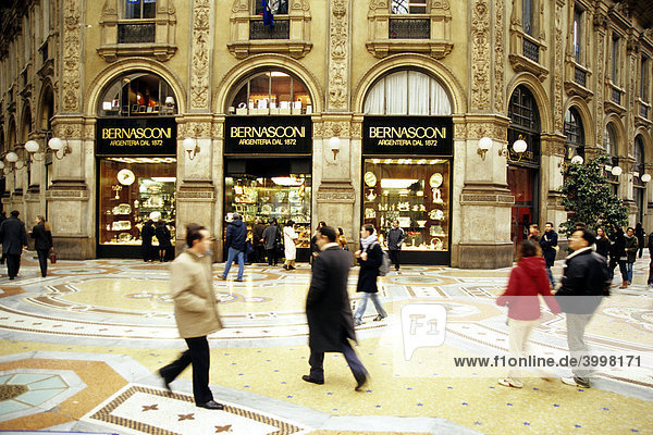 Passanten in der Galleria Vittorio Emanuele II  il salotto  exklusive Galerie  Schaufenster in Einkaufspassage mit feinen Geschäften und Marmor Bodenbelag  Mailand  Milano  Lombardei  Italien  Europa