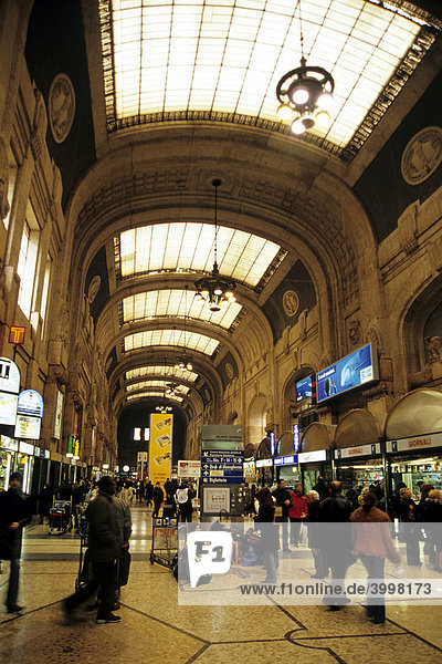 Stazione Centrale F. S.  neobarocke Passage im monumentalen Hauptbahnhof  Mailand  Milano  Lombardei  Italien  Europa