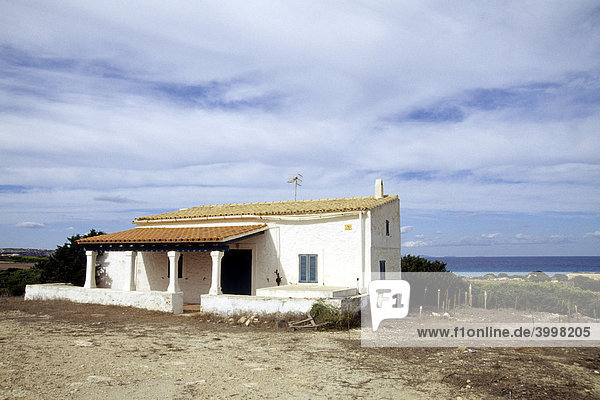 Bauernhof mit Veranda an der Küste bei Es Carnatge  Illa de Formentera  Balearen Insel  Spanien  Europa