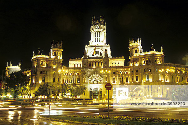 Palast Palacio de las Comunicaciones  Casa de Correos y Telegrafos  Hauptpost bei Nacht  Platz Plaza de la Cibeles  Madrid  Spanien  Europa