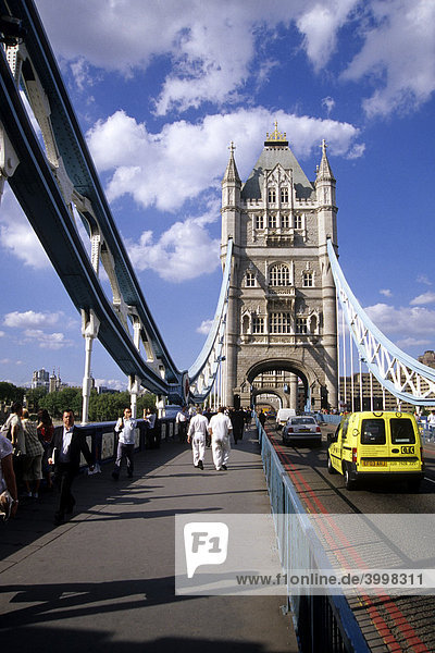 Tower Bridge  die neo-gotische Brücke überquert die Themse im Osten der Stadt  London  England  Großbritannien  Europa