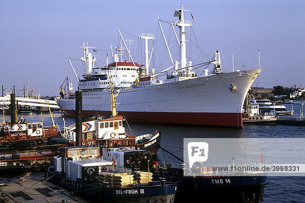 Frachtschiff Cap San Diego  jetzt Museumsschiff an der Überseebrücke  Niederhafen  Hamburger Hafen an der Elbe  Hansestadt Hamburg  Deutschland  Europa
