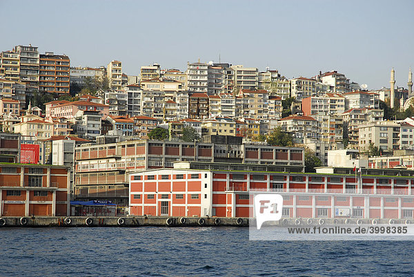 Kai mit Hafengebäuden in Karaköy  Karakoey Viertel am Bosporus  Bogazici  Istanbul  Türkei