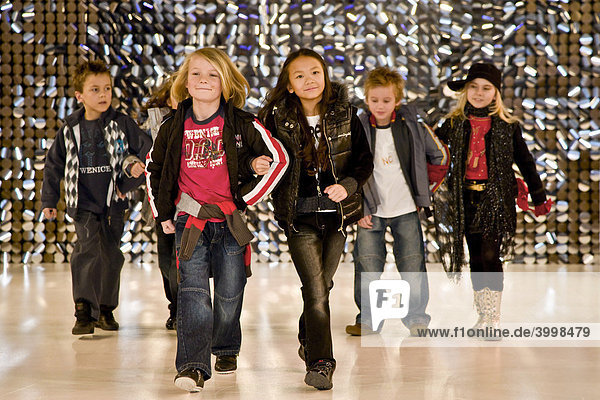 Tanzende Kinder auf dem Laufsteg bei der Internationalen Modenschau in Kopenhagen  Dänemark