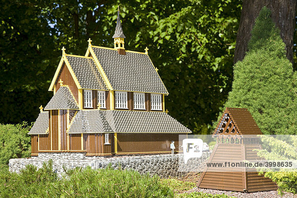 Alte norwegische hölzerne Stabkirche aus Legosteinen  Legoland  Dänemark