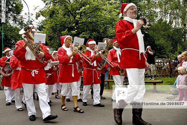 Orchester bei der Weihnachtsmann-Parade  Welt-Weihnachtsmann-Kongress  Klampenborg  Dänemark