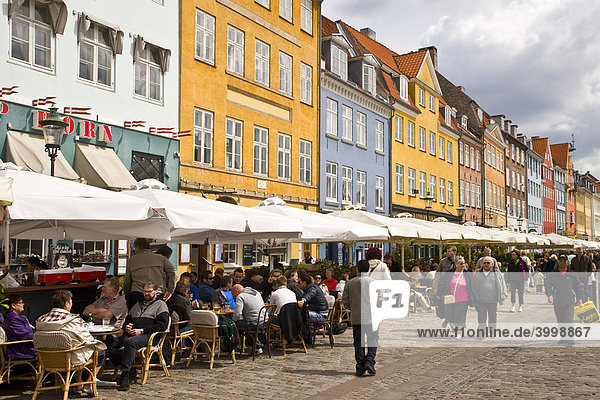 Restaurants und Lokale am Nyhavn Kanal in Kopenhagen  Dänemark  Europa