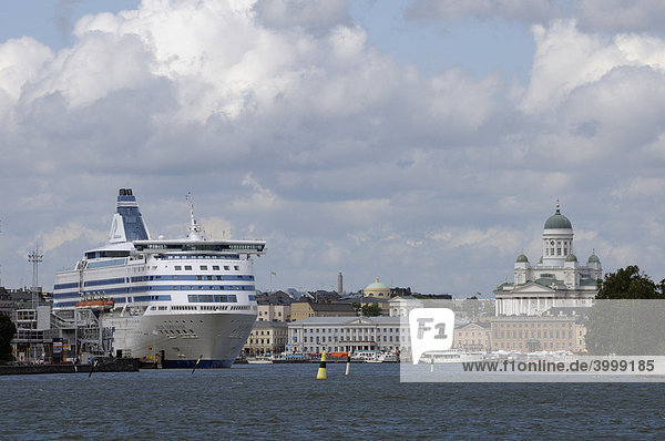 Helsinki mit Kreuzfahrtschiff im Hafen  Finnland  Suomi  Europa