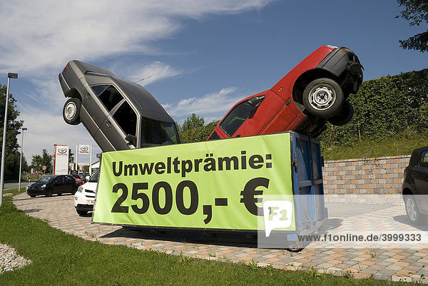 Dekoration eines Autohändlers zur Abwrackprämie in Bayern  Deutschland  Europa