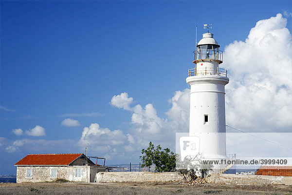 Weißer Leuchtturm  Haus  rotes Dach  blauer Himmel  weiße Wolke  Paphos  Pafos  Zypern  Europa