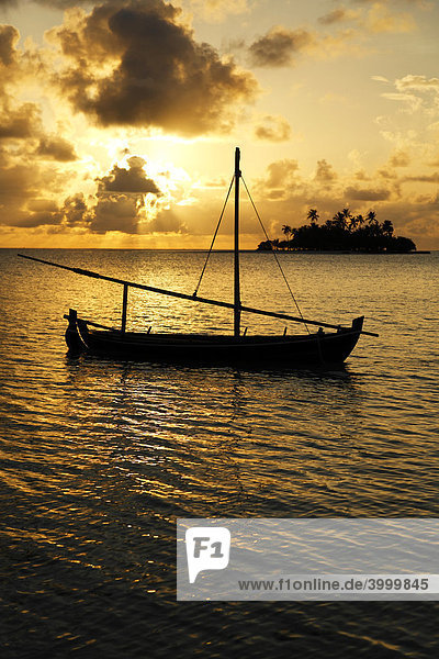 Silhouette  Dhgoni  Boot  Sonnenuntergang  Malediveninsel  Rihiveli  Südmale Atoll  Malediven  Archipel  Asien  Indischer Ozean