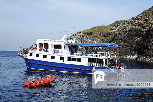 Gruppe Taucher werden nach Tauchgang durch Tauchschiff aufgenommen  Zodiac  Insel  Similan Inseln  Andamanen See  Indischer Ozean  Phuket  Thailand  Asien
