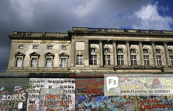 Berliner Mauer vor dem Mauerfall  hinten Preußischer Landtag  heute Abgeordnetenhaus  Berlin Mitte  Deutschland  Europa