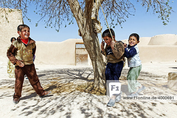 Spielende Kinder im Dorf Awamid  Syrien  Asien