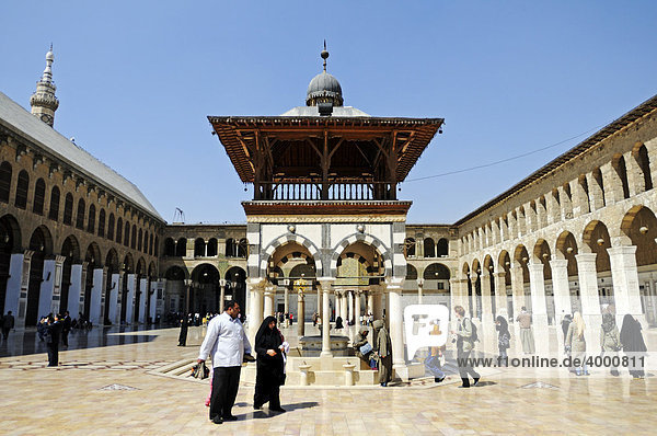 Courtyard of the Umayyad-Mosque in Damascus  Syria  Middle East  Asia