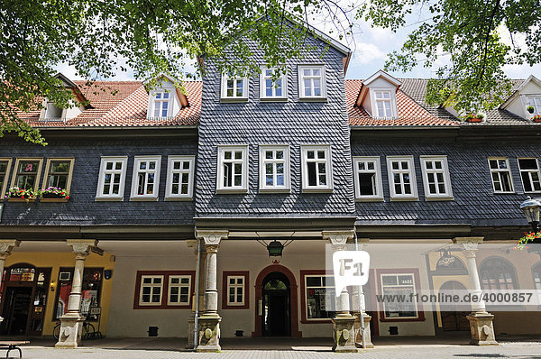 Historische Tuchmachergaden mit Säulen aus Sandstein und Schiefer-Fassade Arnstadt Thüringen Deutschland Europa