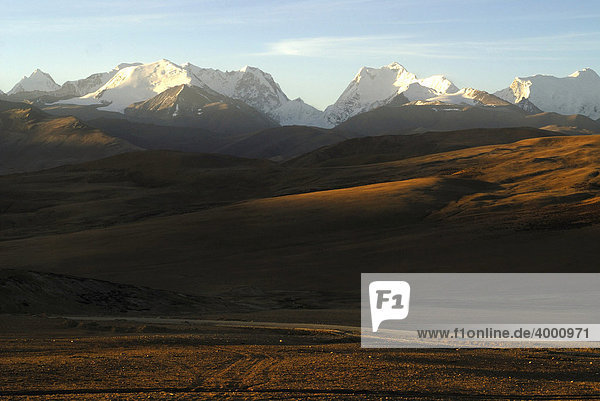 Verschneiter Himalayahauptkamm in der Morgensonne am Tarong-la-Pass  Tibet  China  Asien