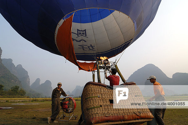 Drei chinesische Männer bei Vorbereitung zum Start des Heißluftballons des ersten chinesischen Ballonfahrerclubs in Yangshuo  Guilin  Guanxi  China