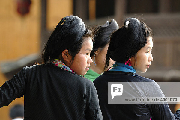 Junge Frauen mit traditioneller Haarfrisur und Tracht der Basha-Minderheit  kleinste Minderheit in China  Basha  Guizhou  China  Asien
