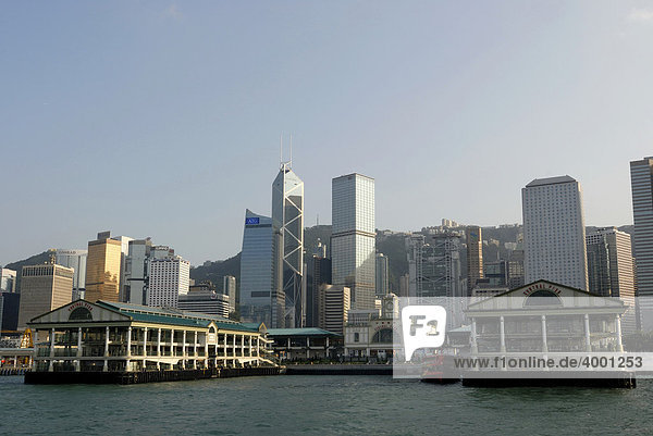 Pier der Star Ferry vor der Skyline von Hongkong Central  Hongkong  China  Asien