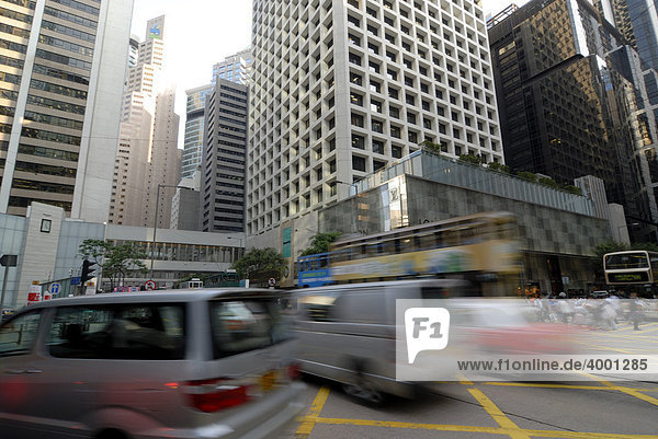 Dichter Verkehr in den engen Straßen von Hongkong zwischen Hochhäusern  Wolkenkratzern in Central  Hongkong  China  Asien