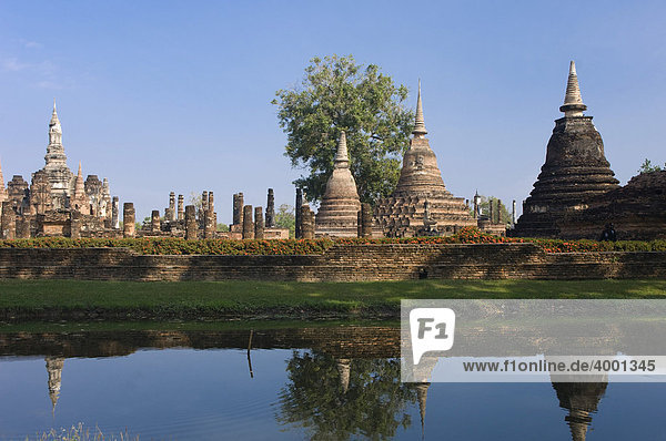 Wat Mahathat Tempel spiegelt sich im Teich  Sukhothai  Thailand  Asien