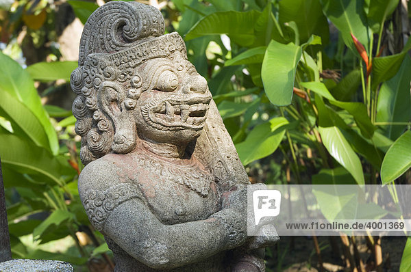 Steinerner Tempelwächter im Garten  Khao Lak  Andamanensee  Thailand  Asien
