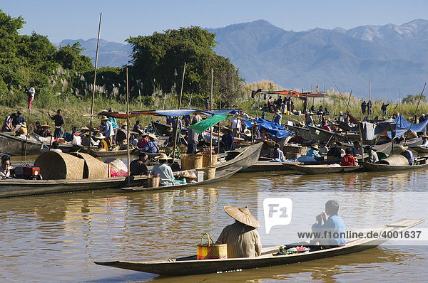 Boats at the floating market  stilt village Ywama  Inle Lake  Shan State  Burma  Myanmar  Asia