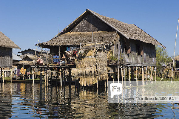 Haus auf Stelzen im See  Pfahldorf  Ywama  Inle See  Shan State  Burma  Birma  Myanmar  Asien
