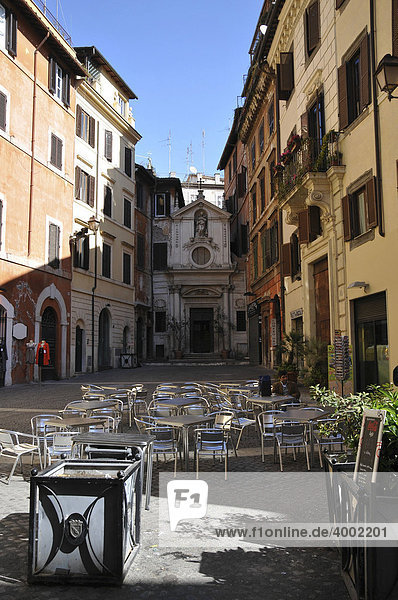 Kleiner Platz enge Gasse Gastgarten Tische und Stühle im Freien Rom Italien Europa
