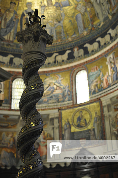 Gedrehte Säule  Wand- und Deckengemälde hinter dem Altar in der Kirche Santa Maria in Trastevere  Altstadt  Rom  Italien  Europa