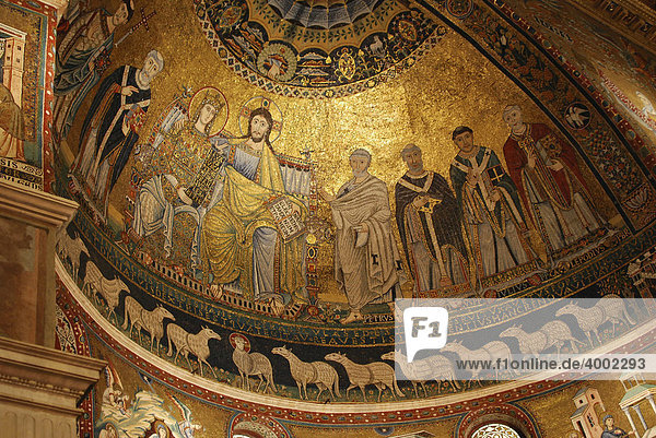 Wand- und Deckengemälde hinter dem Altar in der Kirche Santa Maria in Trastevere  Altstadt  Rom  Italien  Europa