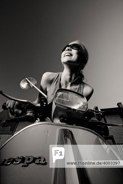 Mädchen auf Motorroller