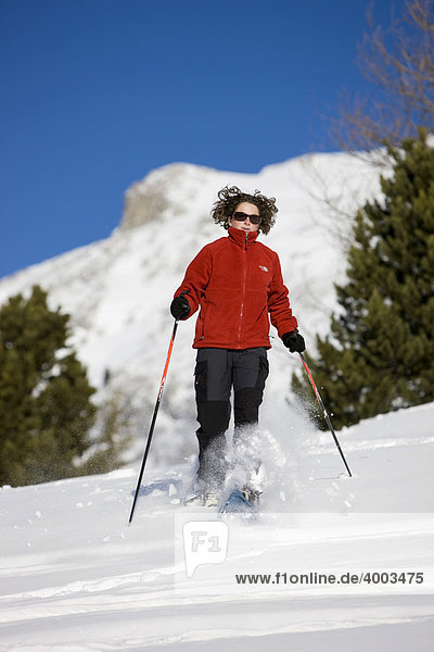 Schneeschuhwanderin hinten der Dürrenstein Plätzwiese Dolomiten Südtirol Italien Europa