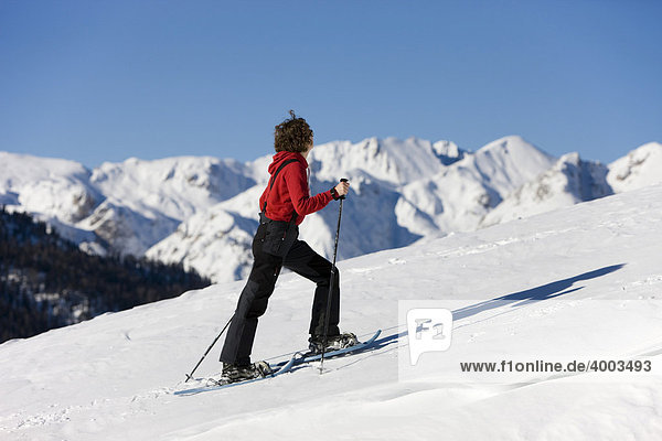 Schneeschuhwanderin  Plätzwiese  Dolomiten  Südtirol  Italien  Europa